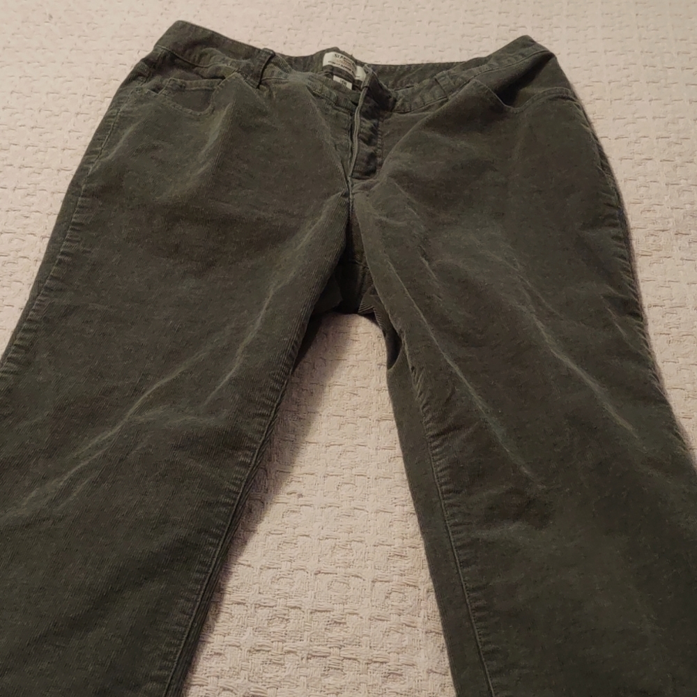 🖤St John's Bay women's olive green corduroy pants, size 16W